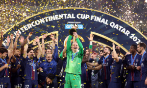 Safonov thăng hoa cuối năm, thủ môn PSG được vinh danh hay nhất tháng 12