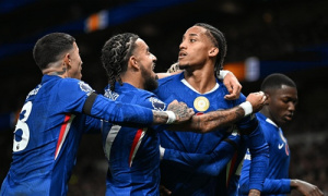 Joao Pedro khai hỏa, Chelsea tận dụng sai lầm Tottenham ở derby London