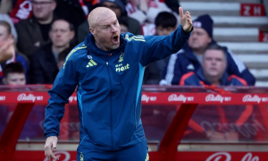 Dyche tức giận vì bàn thắng tranh cãi của Man United, yêu cầu mở quyền can thiệp VAR