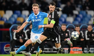 Napoli bị Frankfurt cầm hòa đầy tiếc nuối dù áp đảo thế trận