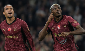 Osimhen ghi hat-trick ở Amsterdam, dẫn đầu cuộc đua Vua phá lưới Champions League