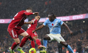 Doku hủy diệt Liverpool: Ba người kèm vẫn bất lực