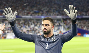 Liverpool trả giá vì bán Kelleher: Arne Slot đối mặt khủng hoảng thủ môn