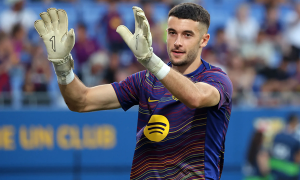 Barcelona lo sốt vó: Joan Garcia khập khiễng sau trận thắng Real Betis