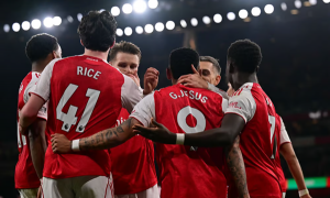 Kịch tính Emirates: Arsenal củng cố ngôi đầu nhờ vận may và đẳng cấp của Bukayo Saka