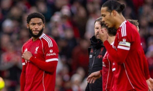 Arne Slot 'đứng ngồi không yên' vì chấn thương của trụ cột sau trận thắng Brighton