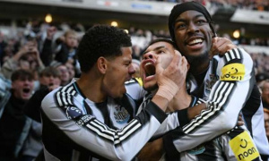 Miley tỏa sáng phút bù giờ, Newcastle tiến vào bán kết Carabao Cup