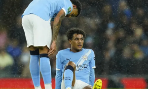 Pep Guardiola lo sốt vó: Oscar Bobb dính chấn thương ngay khi vừa tái xuất tại Carabao Cup