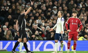 Xavi Simons suýt khóc khi nhận thẻ đỏ, CĐV Spurs xót xa cho 'bom tấn' 52 triệu bảng