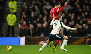 Xavi Simons gửi lời xin lỗi chân thành đến Van Dijk sau tấm thẻ đỏ nghiệt ngã