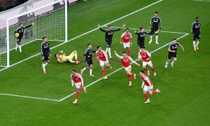 Tranh cãi nảy lửa tại Emirates: Aston Villa tố Gabriel phạm lỗi với Martinez