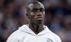 Real Madrid im lặng về hợp đồng, Mendy lo ngại vị trí bị đe dọa