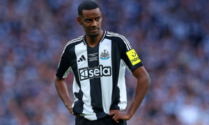 Alexander Isak tức giận khi Newcastle khẳng định không bán anh hè này