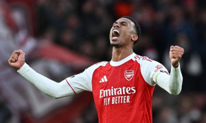 Sagna tin Arsenal vẫn hạ Spurs dù mất Gabriel