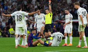 Pedri nhận thẻ đỏ ở El Clasico: Barcelona mất trụ cột trước trận Elche