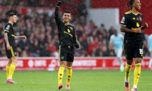 Bàn thắng gây tranh cãi của Casemiro, City Ground bùng nổ vì quyết định phạt góc của trọng tài