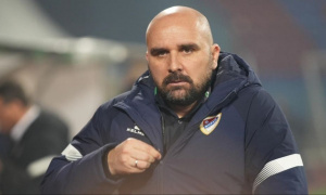 HLV Mladen Zizovic qua đời đột ngột trên sân, bóng đá Serbia chấn động