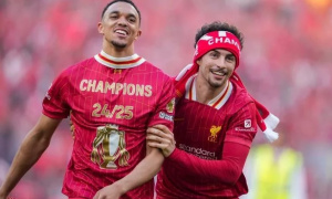 Curtis Jones xóa story thân thiết với Trent Alexander-Arnold, Mac Allister ăn mừng gây tranh cãi