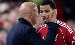 Hugo Ekitike tiết lộ cảm giác 'khó chịu' khi làm việc với Arne Slot