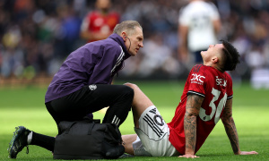 Benjamin Sesko chấn thương và 3 phương án giải cứu hàng công Manchester United