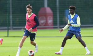 Bukayo Saka bất ngờ chọn đồng đội xuất sắc nhất: Không phải Kane, Bellingham mà là Mesut Ozil