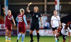 Vụ kiện chấn động bóng đá Anh: Nữ trọng tài tố bị xô đẩy, phân biệt giới tính và mất vị trí FIFA