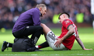 Charlie Austin chỉ thẳng người thay Benjamin Sesko