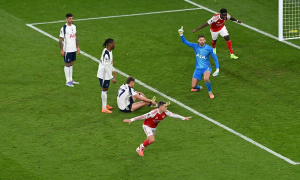 Trossard 'xé lưới' Tottenham, Arsenal nhấn chìm toan tính của Thomas Frank tại Emirates