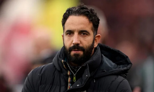 Manchester United lên kế hoạch chiêu mộ hai wing-back và một tiền vệ cho mùa hè 2026