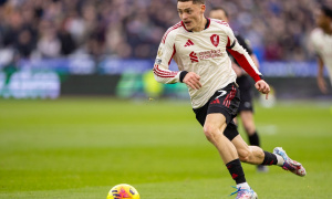 HLV Arne Slot chịu sức ép ngàn cân, tân binh Liverpool phung phí cơ hội tại London