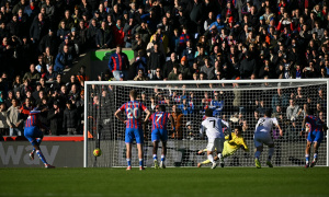 Mateta chạm bóng hai lần trên penalty: Luật mới IFAB cứu cánh cho Crystal Palace trước Man United