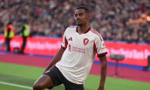 Frank Leboeuf chê 'bom tấn' Isak thậm tệ, đòi công bằng cho Ekitike