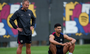 Hansi Flick gây hoang mang về Ronald Araujo: 'Vấn đề cá nhân' và bí ẩn sau tấm thẻ đỏ