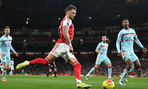 Ben White tái xuất ngoạn mục: Cứu cánh giữa bão chấn thương