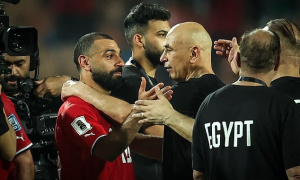 Hossam Hassan khéo léo bảo vệ Mohamed Salah sau mâu thuẫn với Arne Slot tại Liverpool