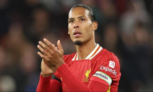 Virgil van Dijk đối mặt câu hỏi khó từ Clarence Seedorf về cuộc khủng hoảng Mohamed Salah