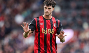 HLV Iraola lo lắng khi khả năng ra sân của Marcos Senesi trước Man Utd bỏ ngỏ