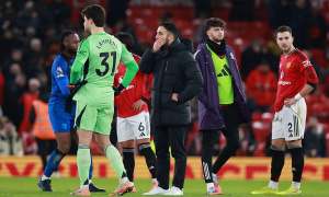 Glen Johnson chỉ trích hàng thủ Man Utd sau trận hòa 4-4, cảnh báo sự mất cân bằng