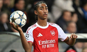 Arsenal khủng hoảng hàng thủ: Thần đồng 16 tuổi sẵn sàng cứu viện
