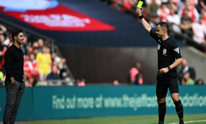 Arsenal đấu Crystal Palace: Stuart Attwell cầm còi, không có VAR