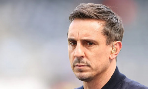 Gary Neville kể phút choáng váng vì nghi bị chuốc thuốc