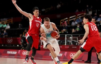 Kết quả bóng rổ Olympic 29/7: Chủ nhà gục ngã, Doncic vẫn thăng hoa