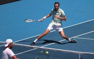 Medvedev nhọc nhằn vào tứ kết Australian Open