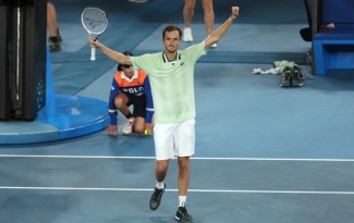 Medvedev ngược dòng vào bán kết Australian Open