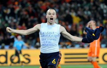 Cởi áo ăn mừng và bản ngã hoang dại của bóng đá