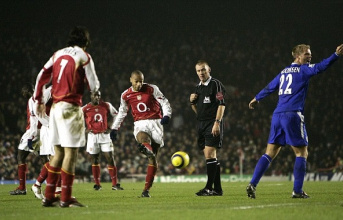 Nghệ thuật đá phạt nhanh và lằn ranh của tiếng còi trọng tài