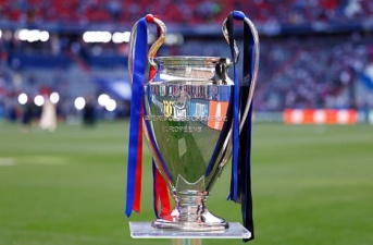 Chiếc cúp tai voi danh giá ở Allianz Arena