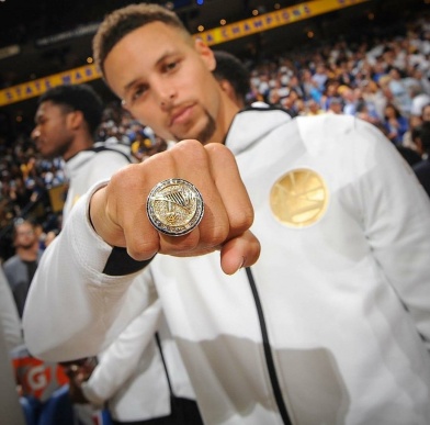 Curry lọt vào TOP 3 tay ghi điểm vĩ đại nhất lịch sử Warriors