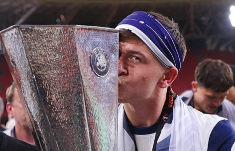 Sao trẻ Tottenham hát khẩu hiệu chống Arsenal cùng fan