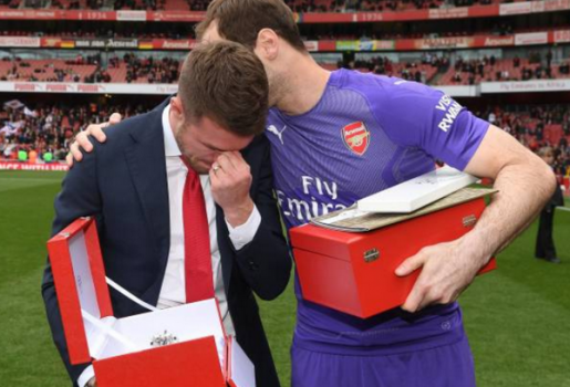 Chia tay Arsenal sau 11 năm, Ramsey không cầm được nước mắt